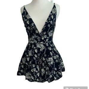 Showpo floral deep v romper women’s size 6